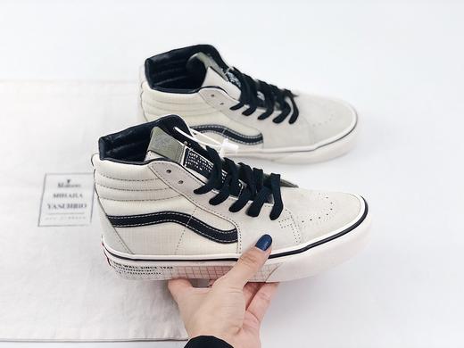 万斯SK8-HI字母包边印花白色高帮男女板鞋，采用高级网格丝绸布料，搭配银色网格黑色涂鸦极具百搭 商品图2