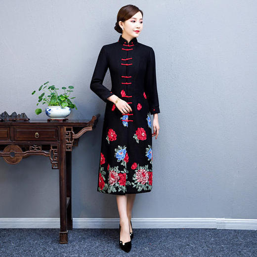 BJ-180235中国风羊毛呢加绒刺绣旗袍外套 商品图3