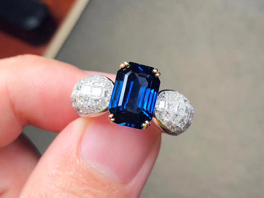 「桥」皇家蓝蓝宝石戒指，
5.07克拉，无烧皇家蓝，满火彩，经典八角切割
VS钻3.37克拉，无边镶嵌，
铂金 商品图0