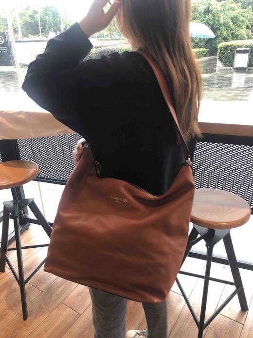 Calvin Klein高端款真皮棕色大饺子包 商品图2