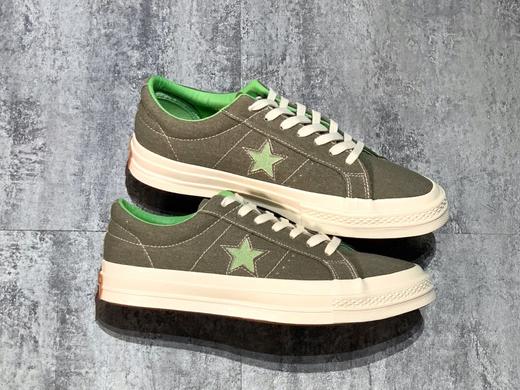 Converse One Star Sunbaked 在标志性的星星图案周围增加了磨边的细节 配上水洗帆布鞋面 整体传达出来的褪色效果做旧感 商品图1