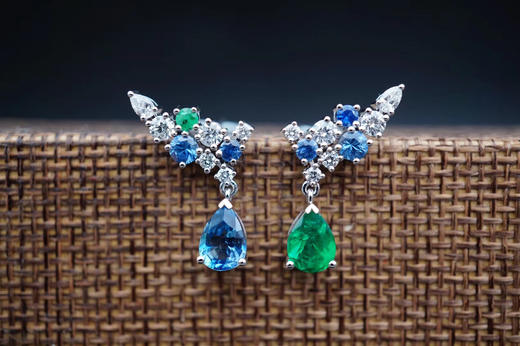 海蓝宝祖母绿钻石撞色耳坠
圣玛利亚色海蓝宝0.75克拉
哥伦比亚浓绿祖母绿0.78克拉
钻石0.59克拉，
18K白金 商品图0