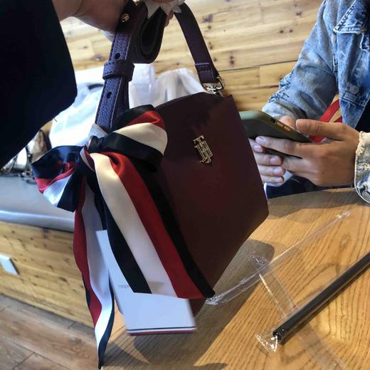 Tommy Hilfiger秋冬新款红色丝带斜挎女包小包 商品图7