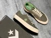 Converse One Star Sunbaked 在标志性的星星图案周围增加了磨边的细节 配上水洗帆布鞋面 整体传达出来的褪色效果做旧感 商品缩略图0