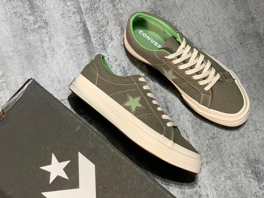 Converse One Star Sunbaked 在标志性的星星图案周围增加了磨边的细节 配上水洗帆布鞋面 整体传达出来的褪色效果做旧感 商品图0