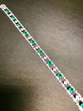 “雨季”祖母绿钻石手链

Guild证书祖母绿手链，
3.19克拉/10颗，圆钻切割vividgreen*沃顿绿，满火彩，无瑕，哥伦比亚，微油
vs钻石1.23克拉
18K白金