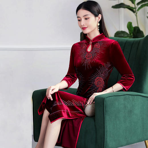 MLY-60700秋高档钉珠旗袍立领中老年阔太太金丝绒开叉裙 商品图2