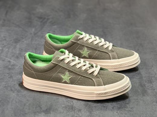 Converse One Star Sunbaked 在标志性的星星图案周围增加了磨边的细节 配上水洗帆布鞋面 整体传达出来的褪色效果做旧感 商品图2