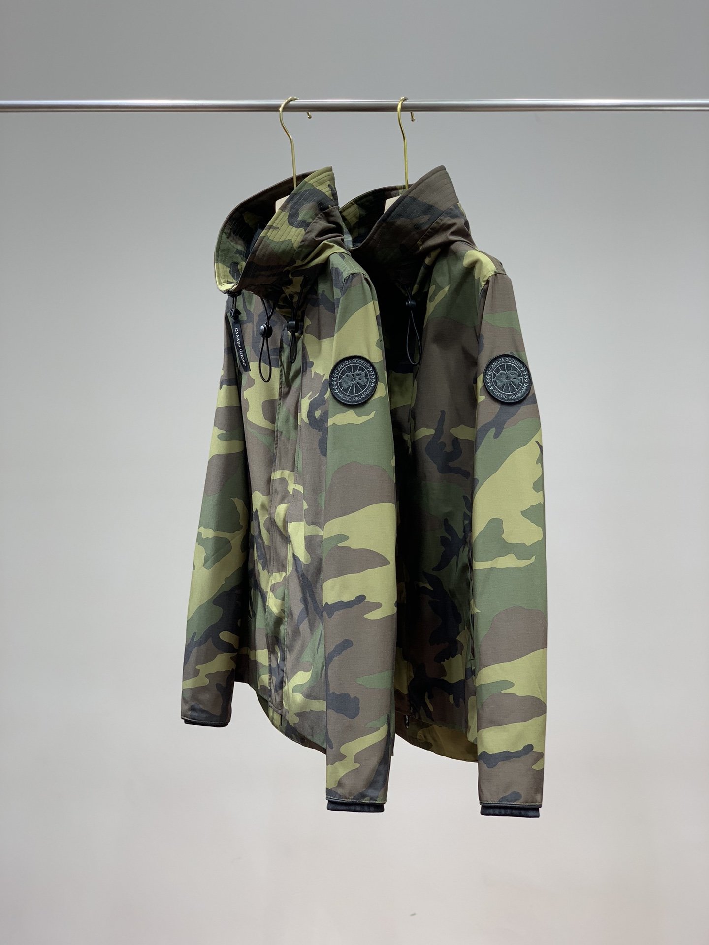 点此购买 加拿大鹅男款迷彩连帽防风夹克 左162268