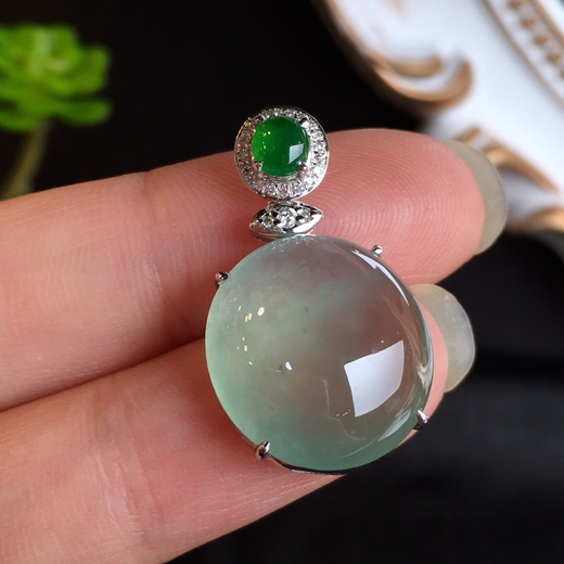 翡翠高冰蛋面,冰晴底,通透饱满,清澈见底,冰润蛋面吊坠,精致大方,18k
