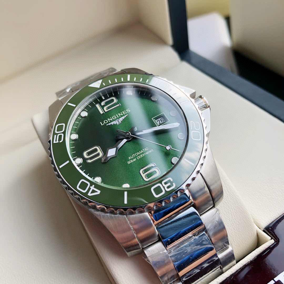 浪琴新款康卡斯系列绿色面小绿水鬼男士腕表增强夜光持久效果机芯搭载