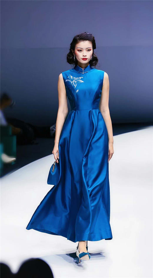 荷言HEYEN 春风相惜 孔雀蓝丝毛缎+手绘银色百合花+优雅大裙摆旗袍裙 商品图1