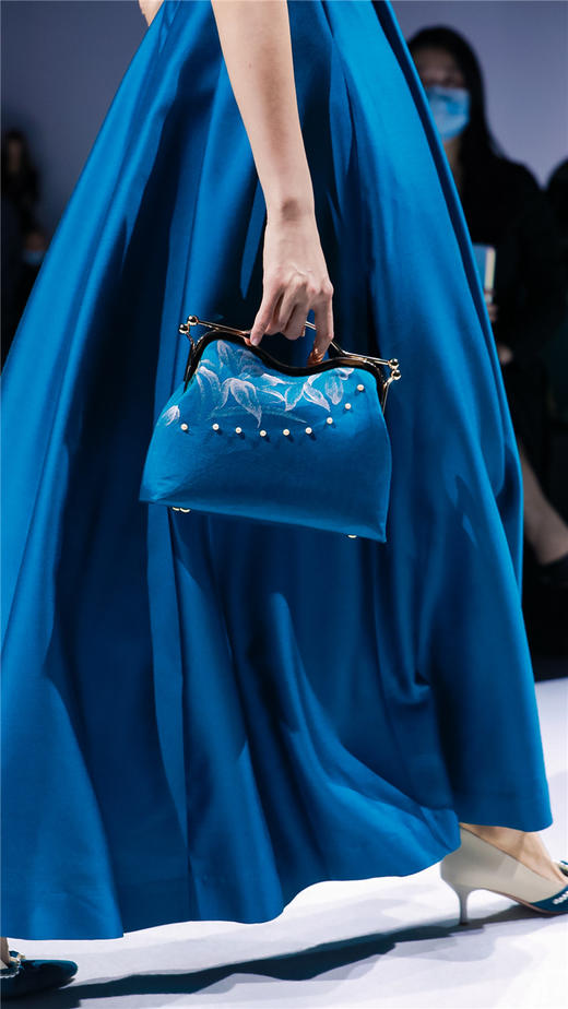 荷言HEYEN 春风相惜 孔雀蓝丝毛缎+手绘银色百合花+优雅大裙摆旗袍裙 商品图3