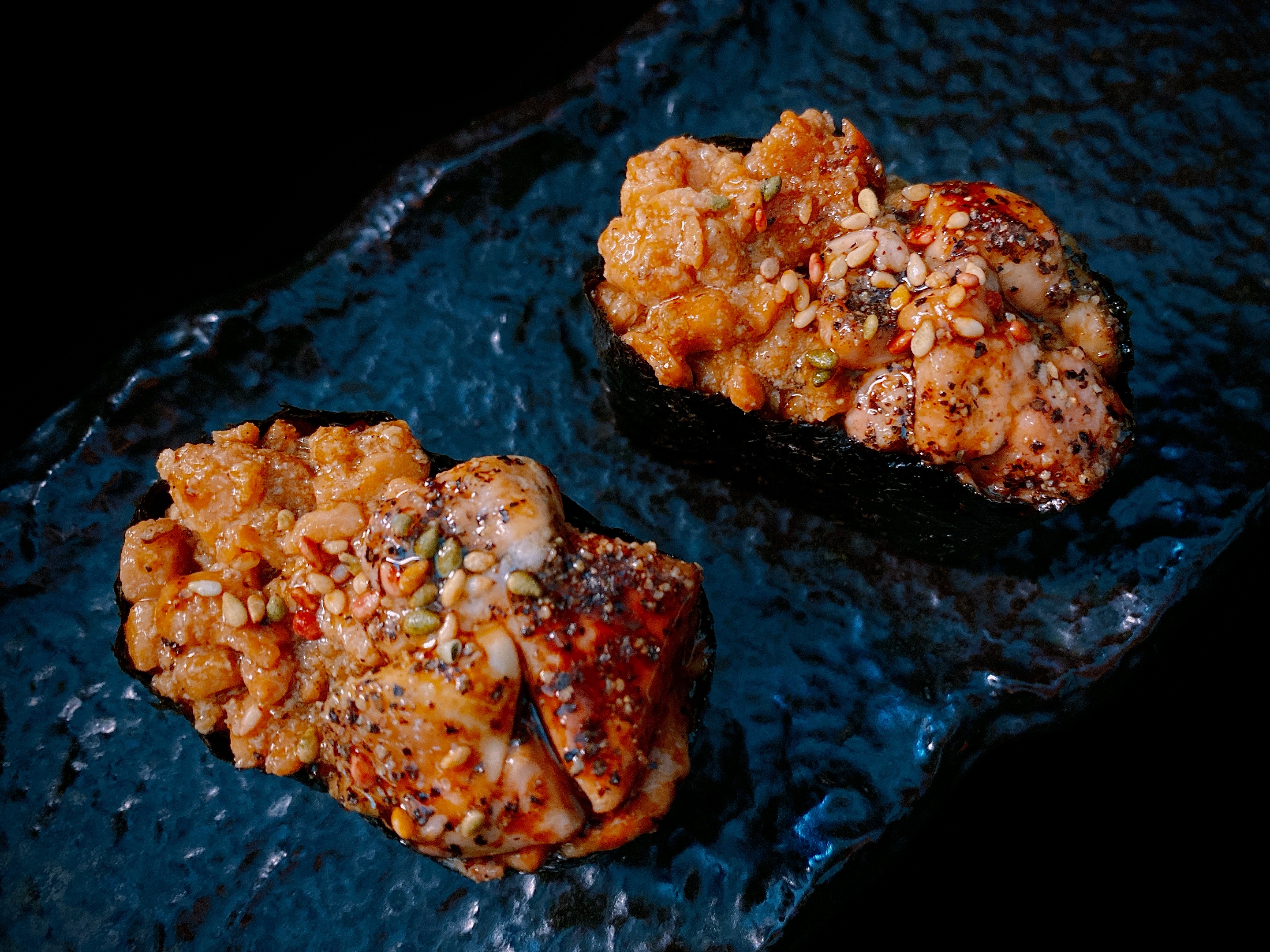 鹅肝黑椒三文鱼军舰2粒