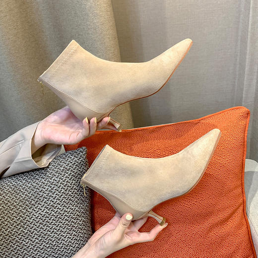 瘦瘦小跟短靴 英伦风绒面尖头女靴 优雅显瘦 商品图1