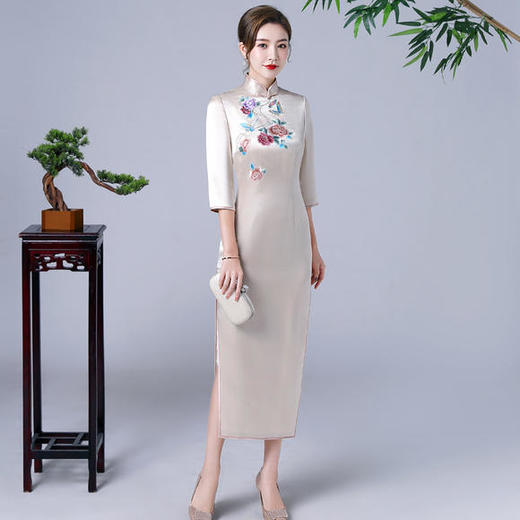 JQ-XZ20-109手推绣七分袖长旗袍立领中式亚沙旗袍 商品图0