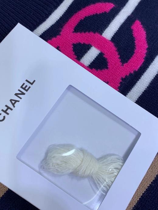 点此购买 香奈儿女款条纹撞色羊毛针织衫 十一162644 商品图12