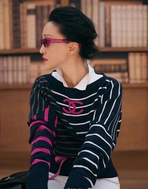 点此购买 香奈儿女款条纹撞色羊毛针织衫 十一162644 商品图1