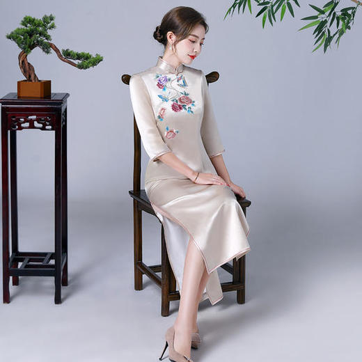 JQ-XZ20-109手推绣七分袖长旗袍立领中式亚沙旗袍 商品图1