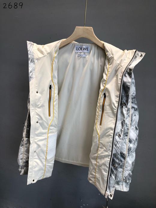 点此购买 罗意威男女款雪山迷彩连帽羽绒服 唯162837 商品图4