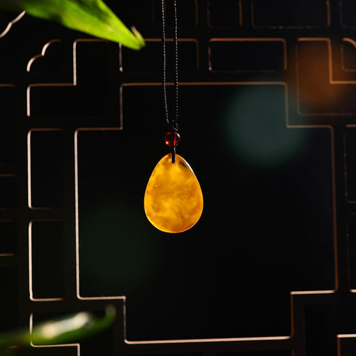 色如蜜光如蜡外有脂光内有宝光的鸡油黄蜜蜡手串和吊坠 商品图0