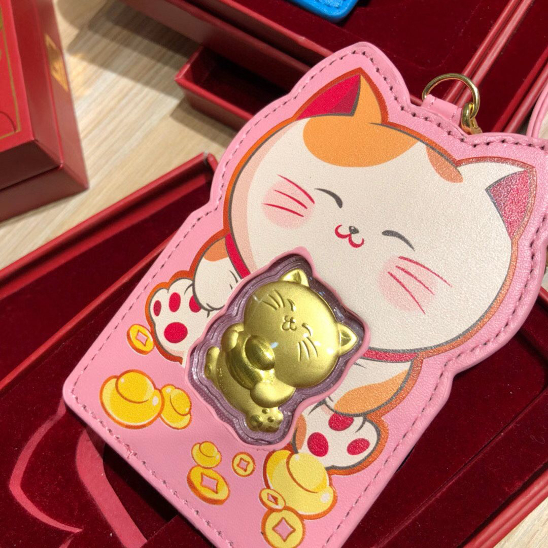 周大福日本限定999足金招财猫御守粉色开运转运卡包卡夹包包挂饰