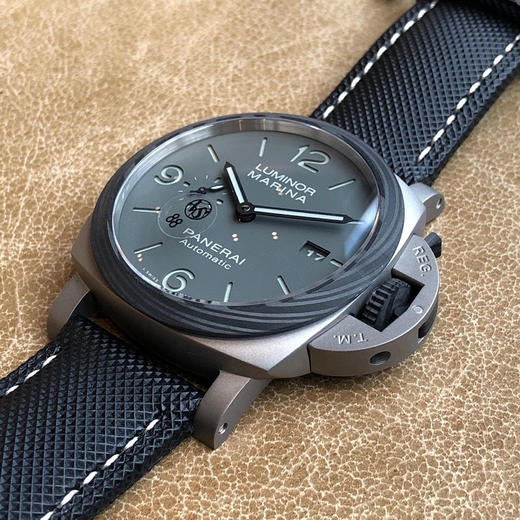 VS新品沛纳海Luminor Marina 44MM “烟灰”1662 喷砂钛壳工业感十足护侨把 圈口 把头深色碳纤维 色调层次高级上档次，与1661 相似却比1661 更闷骚，实表比图片好看。 商品图5