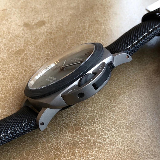 VS新品沛纳海Luminor Marina 44MM “烟灰”1662 喷砂钛壳工业感十足护侨把 圈口 把头深色碳纤维 色调层次高级上档次，与1661 相似却比1661 更闷骚，实表比图片好看。 商品图6