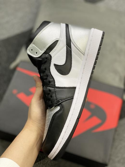 Air Jordan 1 黑银脚趾全新配色 估计会是不少鞋迷的心头好，配色上采用颜值极高的黑白银三色搭配呈现， 商品图2