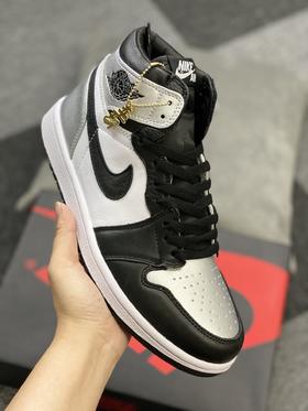 Air Jordan 1 黑银脚趾全新配色 估计会是不少鞋迷的心头好，配色上采用颜值极高的黑白银三色搭配呈现，