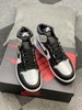 Air Jordan 1 黑银脚趾全新配色 估计会是不少鞋迷的心头好，配色上采用颜值极高的黑白银三色搭配呈现， 商品缩略图1