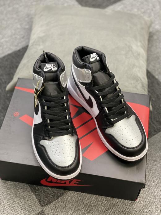 Air Jordan 1 黑银脚趾全新配色 估计会是不少鞋迷的心头好，配色上采用颜值极高的黑白银三色搭配呈现， 商品图1