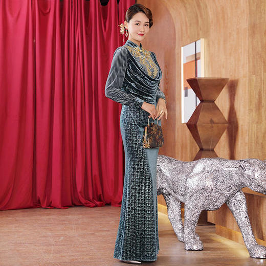 DLQ-A2649新款高端优雅气质修身立领长袖长款丝绒礼服裙 商品图1