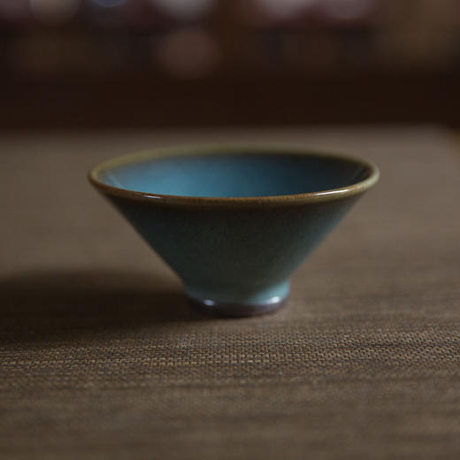 清原斗笠杯 一个 手工钧瓷斗笠盏，口径10cm高度5cm，宋代美学器型典范，手感温润，更能提升茶席雅趣。 商品图0