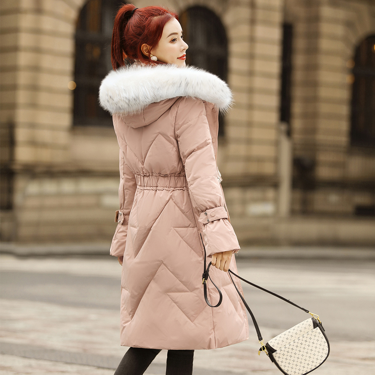 沫晗依美冬季新品百搭收腰显瘦带毛领长款保暖羽绒服