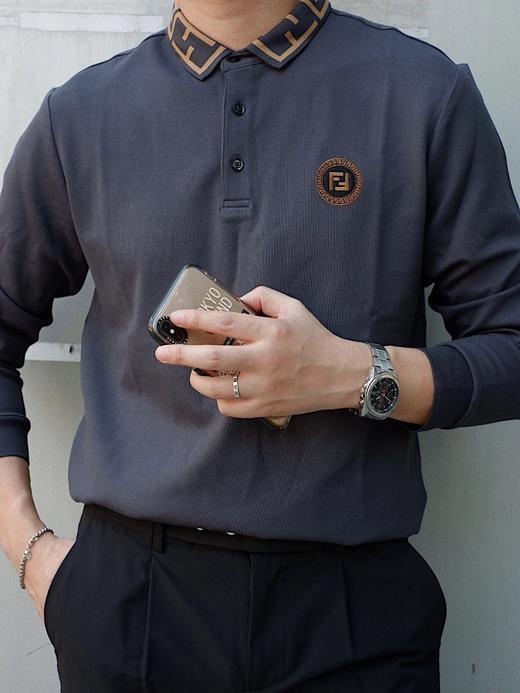 点此购买 芬迪男款金线刺绣烫钻翻领t恤 莲163690 商品图1