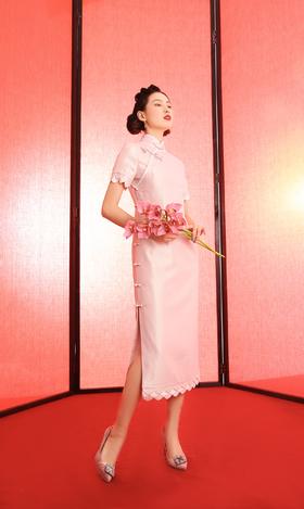 荷言HEYEN 露含香雪 粉色珠光缎面料+袖口、下摆拼接月牙花边+精致盘扣手工旗袍