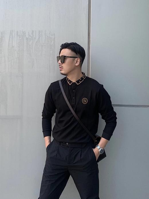 点此购买 芬迪男款金线刺绣烫钻翻领t恤 莲163690 商品图5