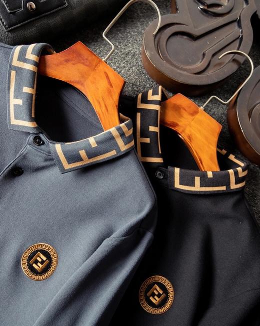 点此购买 芬迪男款金线刺绣烫钻翻领t恤 莲163690 商品图9