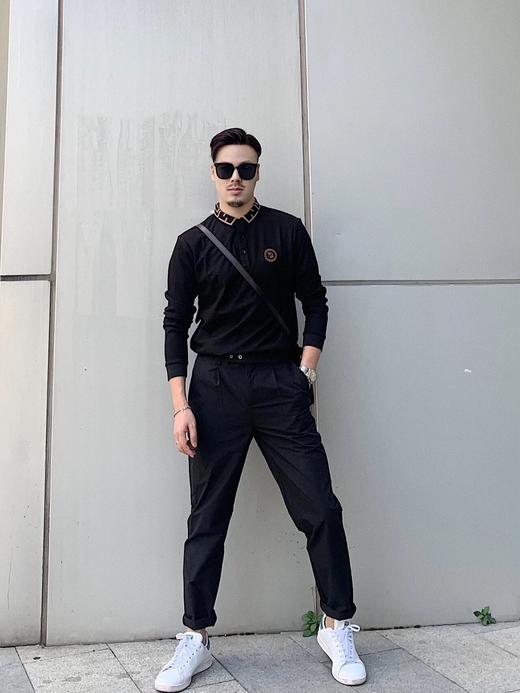 点此购买 芬迪男款金线刺绣烫钻翻领t恤 莲163690 商品图6