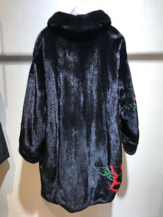 206PC055--黑色水貂镶花款皮大衣--《冬季时尚系列》 商品图1