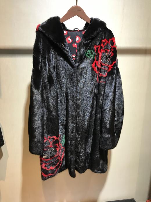 206PC053--黑色水貂镶花皮大衣--《冬季时尚系列》 商品图0