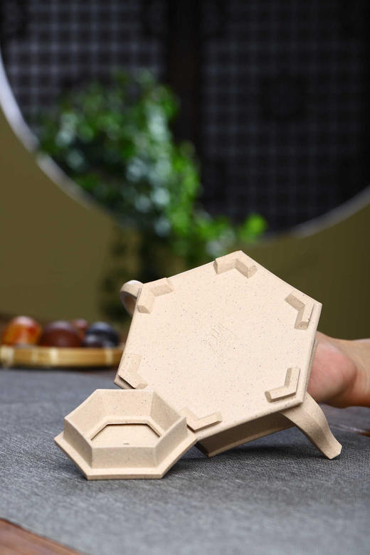 【六方扁韵】泥料：白玉段泥 容量：260cc 作者周龙华（国助） 商品图4