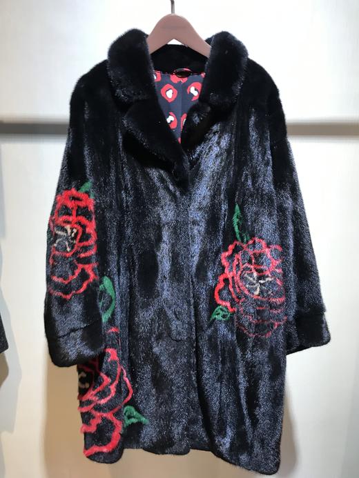 206PC055--黑色水貂镶花款皮大衣--《冬季时尚系列》 商品图0