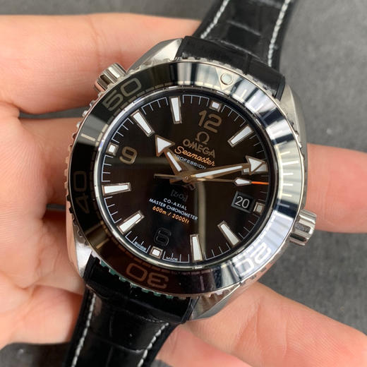 VS新品非黑即白！欧米茄海马系列600米 机械女表 39.5MM 欧米茄中的香奈儿！黑色沉着，白色纯粹！而纯白陶瓷面盘 、陶瓷圈、纯净唯美令人不禁想起冬日里漫天飘零的雪花，仿佛置身于浪漫的冰雪世界。 商品图2