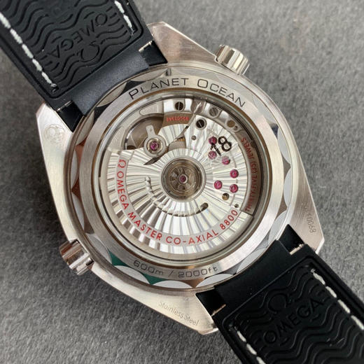 VS新品非黑即白！欧米茄海马系列600米 机械女表 39.5MM 欧米茄中的香奈儿！黑色沉着，白色纯粹！而纯白陶瓷面盘 、陶瓷圈、纯净唯美令人不禁想起冬日里漫天飘零的雪花，仿佛置身于浪漫的冰雪世界。 商品图7