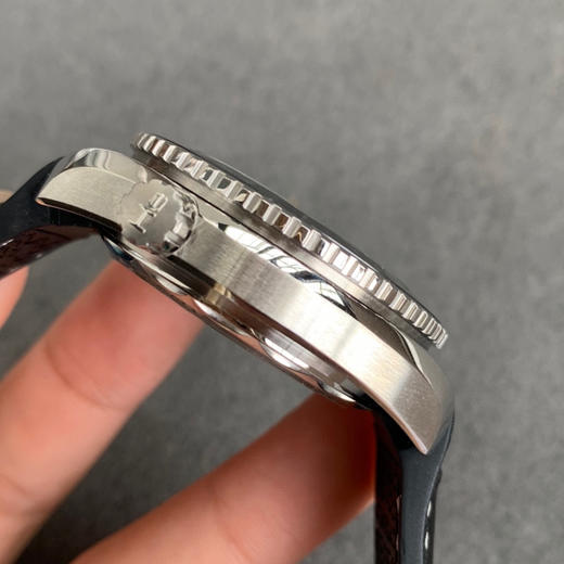 VS新品非黑即白！欧米茄海马系列600米 机械女表 39.5MM 欧米茄中的香奈儿！黑色沉着，白色纯粹！而纯白陶瓷面盘 、陶瓷圈、纯净唯美令人不禁想起冬日里漫天飘零的雪花，仿佛置身于浪漫的冰雪世界。 商品图4