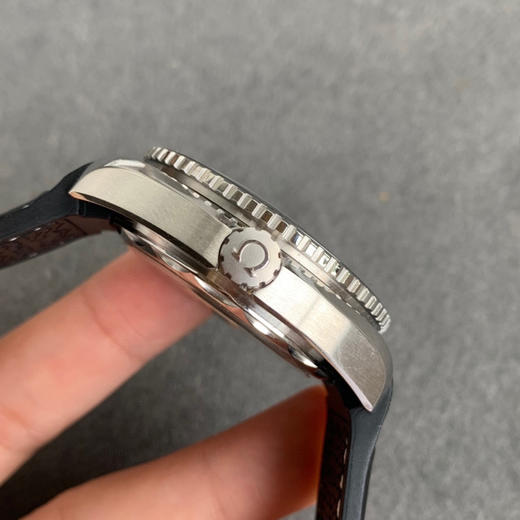 VS新品非黑即白！欧米茄海马系列600米 机械女表 39.5MM 欧米茄中的香奈儿！黑色沉着，白色纯粹！而纯白陶瓷面盘 、陶瓷圈、纯净唯美令人不禁想起冬日里漫天飘零的雪花，仿佛置身于浪漫的冰雪世界。 商品图3
