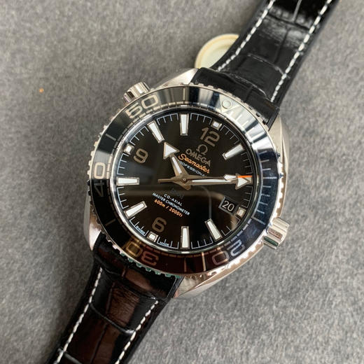 VS新品非黑即白！欧米茄海马系列600米 机械女表 39.5MM 欧米茄中的香奈儿！黑色沉着，白色纯粹！而纯白陶瓷面盘 、陶瓷圈、纯净唯美令人不禁想起冬日里漫天飘零的雪花，仿佛置身于浪漫的冰雪世界。 商品图8