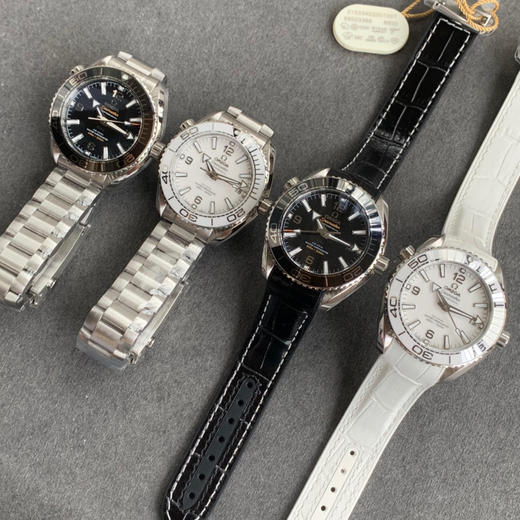 VS新品非黑即白！欧米茄海马系列600米 机械女表 39.5MM 欧米茄中的香奈儿！黑色沉着，白色纯粹！而纯白陶瓷面盘 、陶瓷圈、纯净唯美令人不禁想起冬日里漫天飘零的雪花，仿佛置身于浪漫的冰雪世界。 商品图9